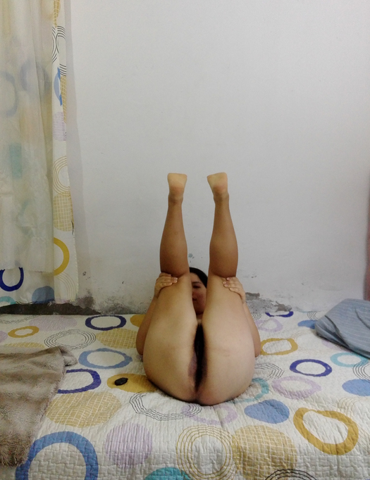 Putita cachonda en posesion lista para follar