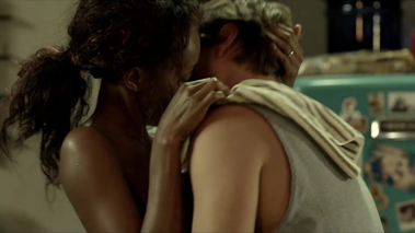 María Nela Sinisterra desnuda en una peli