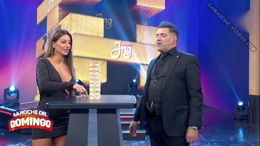 Sol Pérez en vestidito negro marcando timbres