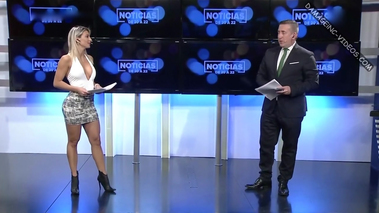 Sol Pérez minifalda hot y escote profundo