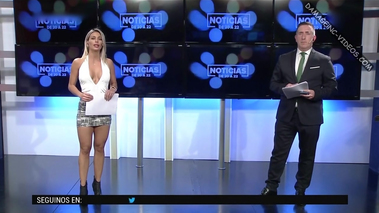 Sol Pérez minifalda hot y escote profundo