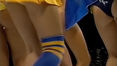 A Pampita se le escapa una teta en un desfile ! (Oops verdadero)