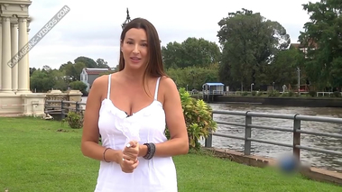 Lorena Franceschetti escote y tetotas en vestidito blanco