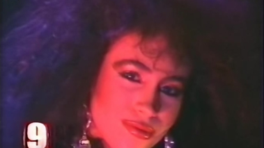 Marixa Balli de gatita haciendo un striptease