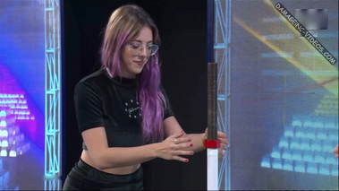 Nati Jota juega y baila en minifalda negra