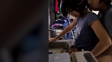 Una Buena Mujer Sirve A Su Hombre. Sexo Mientras Lavo La Vajilla