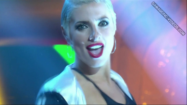 Tamara Bella baile fitness en top negro