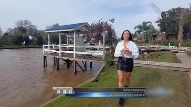 Lorena Franceschetti escote gomoso y minifalda de cuero