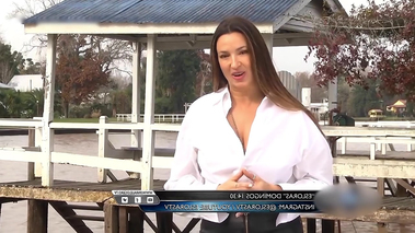 Lorena Franceschetti escote gomoso y minifalda de cuero