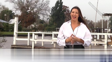 Lorena Franceschetti escote gomoso y minifalda de cuero