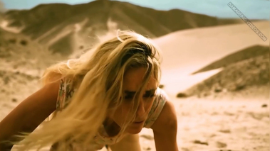 Emilia Attías escote, timbres y baño desnuda en una peli