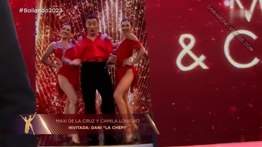 Camila Lonigro upksirts en tanga roja [Bailando 2023]