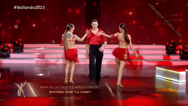 Camila Lonigro upksirts en tanga roja [Bailando 2023]