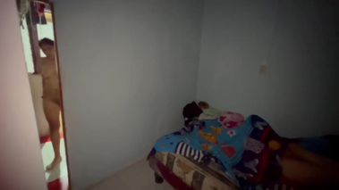 Tímida Jovencita De 18 Con Grandes Tetas Y Gran Culo Se Moja Con Su Padrastro De 55, La Puta De Su Hermanastra Se Une A Ellos En Un Trío Tabú Y Cachondo