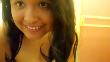 Puta desnuda en la ducha