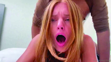 rubia comiendo pija gigante