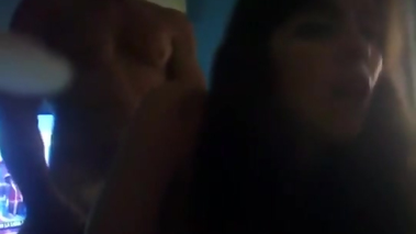 ARGENTINA SE APROBECHA QUE EL MARIDO NO ESTA Y SE ENFIESTA CON AMIGOS