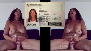 Andrea es una milf argentina muy puta