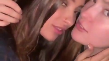 beso sensual de dos mujeres