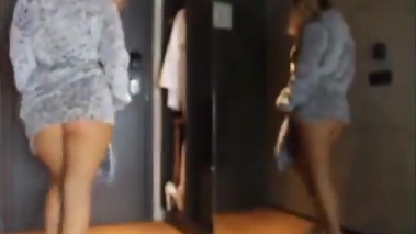 aproo¡echan que estan  en la habitación