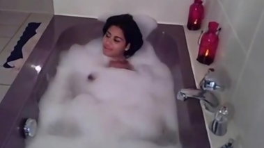 en la baañera recibe leche en las tetas