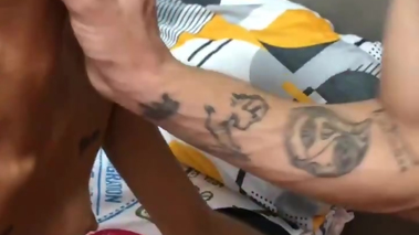 Flaca, pequeñas tetas ensartada como brocheta