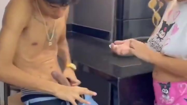 se le para y pide ayuda para bajarla