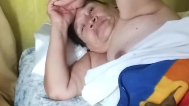 Amante mirando cuerpo desnudo de esta madura antes de follar