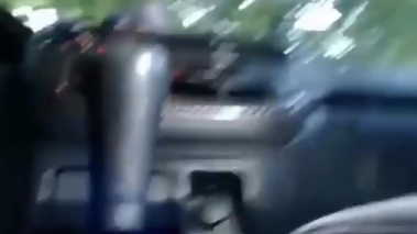 probando un auto a su manera
