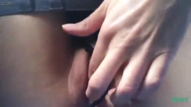 chica se masturba en el bus