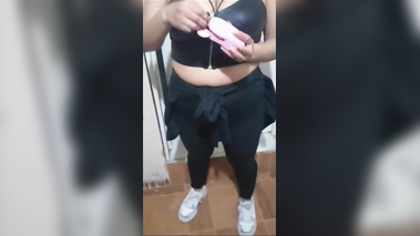 Muy tetona, exhibiendo, y chupando pijas