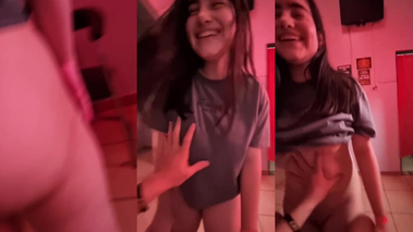 petite gordita juguete con el novio