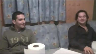 española coge con lso dos amigos