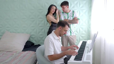 tocando el piano terminamos  con sexo
