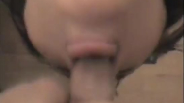 tomando la leche  cabeza abajo