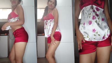 Latina bonita bailando y quitandose la ropa