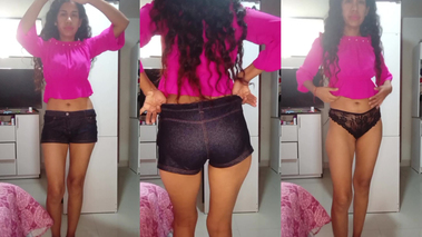 Flaquita cachonda con hermosas piernas