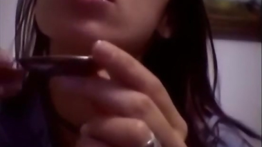 chica se masturba y se traga su propia acabada