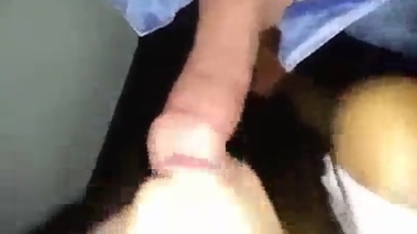 mira como me cogen tus amigos